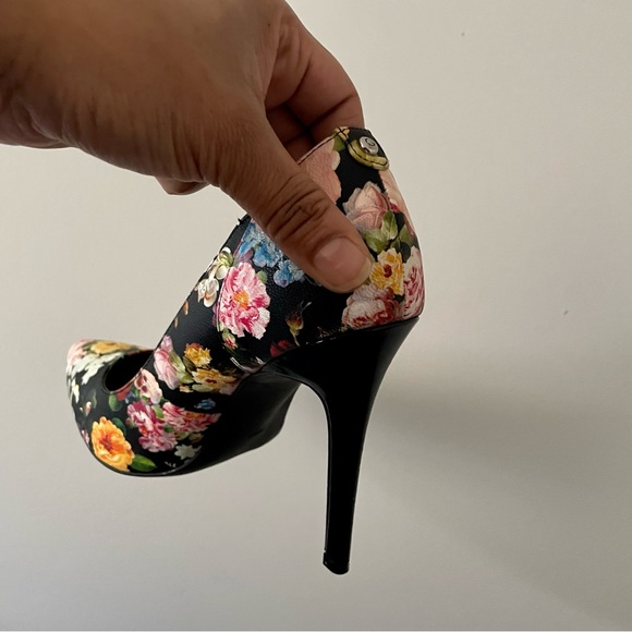 Worn once! 80$ RARE GUESS pumps.These are for a balanced somebody that’s not me! - Picture 3 of 4